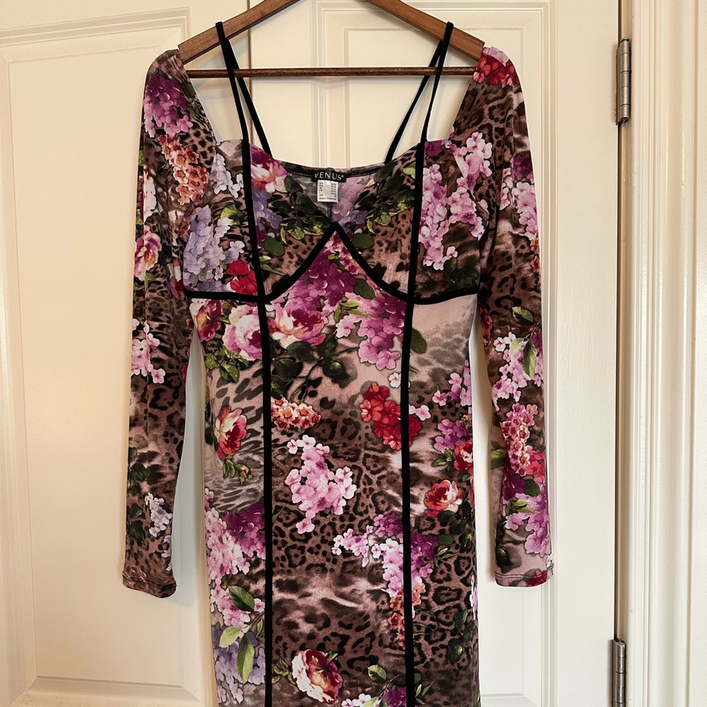 Flower dress by Venus size Med. Only tried on once. 98% polyester 4% spandex.